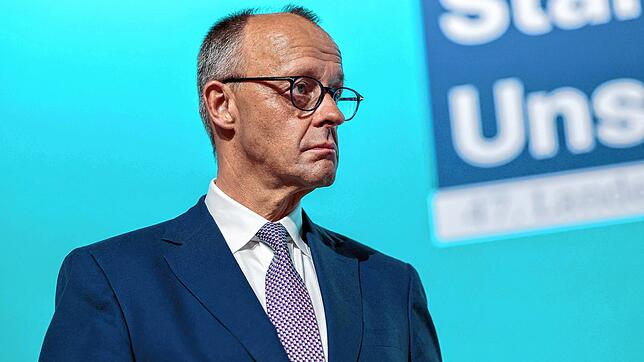 Bundeskanzler Friedrich Merz (CDU) steht nach seiner Rede beim Landesparteitag der CDU Nordrhein-Westfalen auf der Bühne.