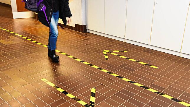 Abstand halten und Einbahnrichtungen beim Laufen sind an der Bickebergschule Alltag, trotzdem sind jetzt insgesamt vier Schüler mit dem ...