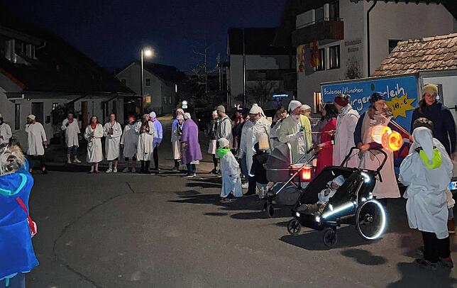 Mütter, Kinder und Jugendliche – alle folgen sie in Sipplingen dem bunten Treiben in voller Montur: Nachthemd oder Schlafanzug.