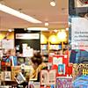 Kurzweiliger Lesestoff in bunten Farben und allen möglichen Umfängen: Sonderangebote der Buchhandlung Osiander zur Weihnachtszeit.