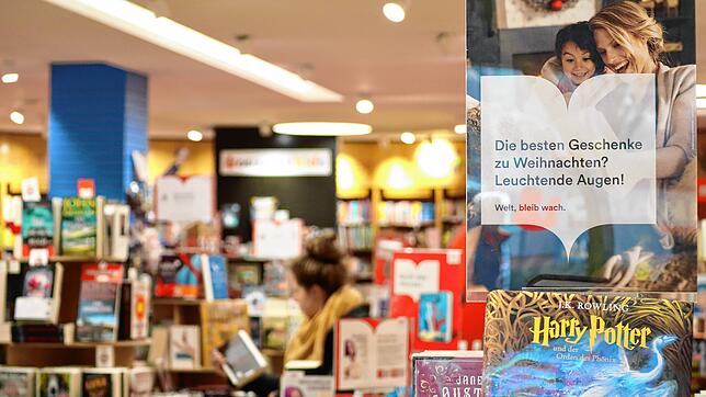 Kurzweiliger Lesestoff in bunten Farben und allen möglichen Umfängen: Sonderangebote der Buchhandlung Osiander zur Weihnachtszeit.