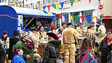 Der Platz vor dem Stockacher Bürgerhaus beim Narrenbaum ist voll und an den Essenständen stehen Schlagen von Menschen.