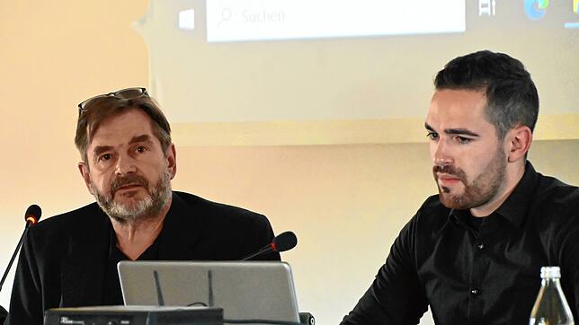 Andreas Klatt (links) stellt die Bürger-Energie Bodensee vor und sitzt dabei neben Bürgermeister Christoph Stolz.