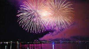 (Archivbild) Auf das Musik-Feuerwerk im Konstanzer Trichter fiebern die Seenachtfest-Besucher jedes Jahr hin. Die Gäste im Biergarten ...