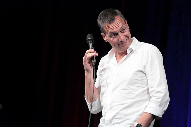 Dieter Nuhr bei einem Auftritt in der Singener Stadthalle 2018.