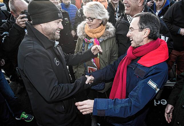 Alex Thomson beim Vendée-Globe-Start 2016 mit Bruno Retailleau, dem aktuellen Präsidenten des französischen Senats und dahinter Patricia ...