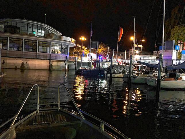 Die Frau war verwirrt und ist selbstständig in das rund 12 Grad kalte Wasser des Bodensees gesprungen.