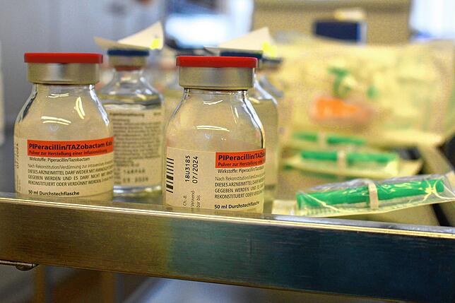 Die meisten Patienten bekommen Antibiotika, damit sie nicht zusätzlich eine bakterielle Infektion bekommen. Die sind &ndash; zusammen ...