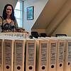 Ramona Bartsch vom Bauamt Laufenburg mit 29 Ordnern, die Unterlagen zum Ausbau und zur Elektrifizierung der Hochrheinbahn enthalten. Im ...
