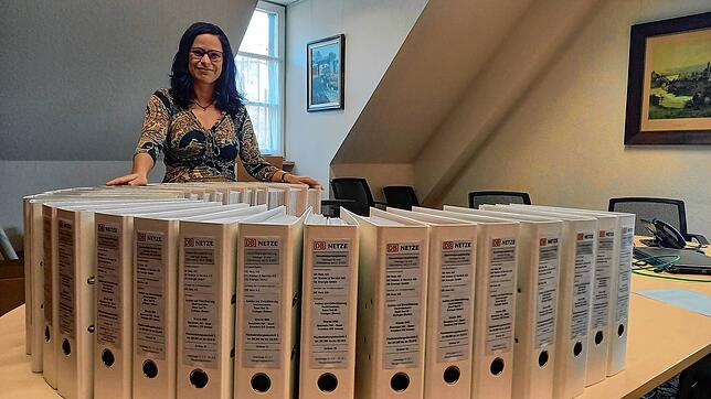 Ramona Bartsch vom Bauamt Laufenburg mit 29 Ordnern, die Unterlagen zum Ausbau und zur Elektrifizierung der Hochrheinbahn enthalten. Im ...