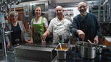 Mutter, Tochter, Vater und Schwiegersohn arbeiten in ihrem Gasthof Hand in Hand zusammen. Von links: Ulrike Partikel, Julia Wurm, Peter ...