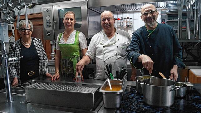 Mutter, Tochter, Vater und Schwiegersohn arbeiten in ihrem Gasthof Hand in Hand zusammen. Von links: Ulrike Partikel, Julia Wurm, Peter ...