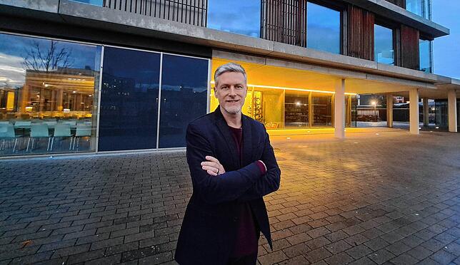Marcus Göbeler vor dem Schulgebäude der Gebhard Gemeinschaftsschule. Als Lehrer und Jahrgangsstufenleiter geht er in seinem Beruf voll ...