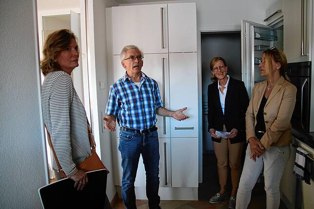 Der ehrenamtliche Wohnberater der Stadt, Rolf Schäfer (Zweiter von links), informiert Petra Bialoncig (Messmer-Stiftung), Petra Ott und ...