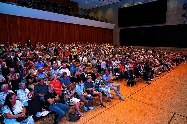 Volles Haus beim SÜDKURIER-Forum mit Cem Özdemir in der Stadthalle Singen.