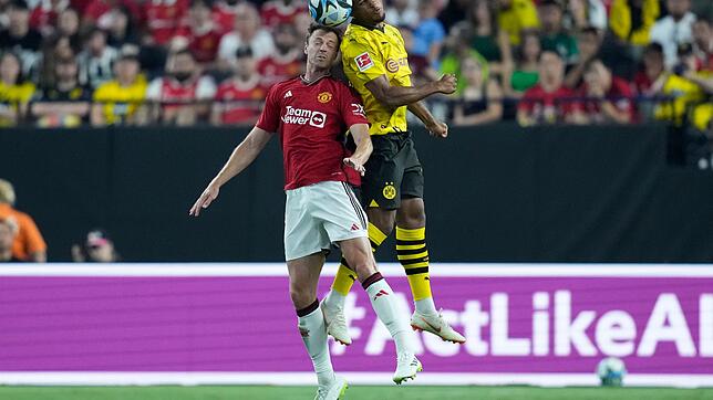 Paul-Philipp Besong (r) in einem Dortmunder Testspiel gegen Manchester United. In Ulm unterschrieb er für zwei Jahre.