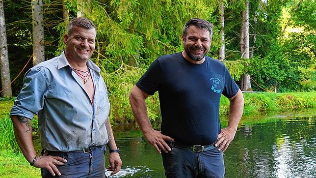 Markus und Reinhold Wuchner sind die Chefs in der Forellenzucht (von links). In Unteralpfen und Tiefenstein wachsen vier Forellenarten ...
