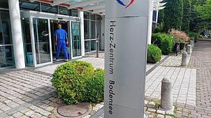 Ein Mitarbeiter betritt das Herz-Zentrum Bodensee in der Konstanzer Luisenstraße. Dessen Zukunft ist nach Eröffnung des vorläufigen ...