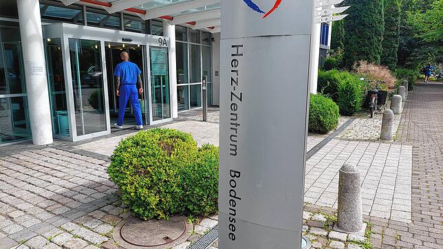 Ein Mitarbeiter betritt das Herz-Zentrum Bodensee in der Konstanzer Luisenstraße. Dessen Zukunft ist nach Eröffnung des vorläufigen ...