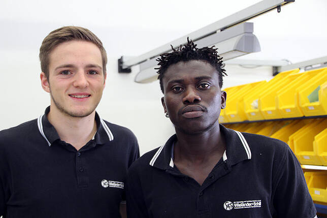Arbeitskollege Manuel Martin (links) und Buba Jaiteh sind Freunde, sie spielen auch gemeinsam Fußball in der SG Riedöschingen-Hondingen.