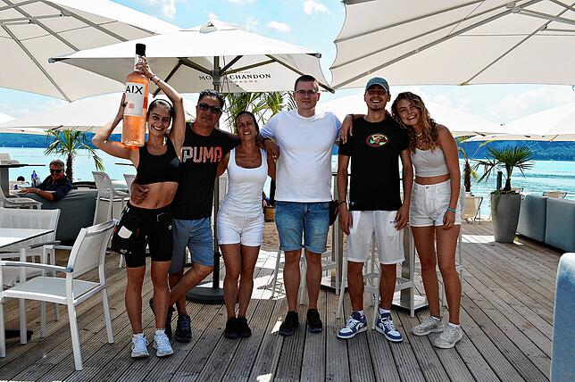 Arbeiten in der Sipplinger Beachbar (von links): Malina Bender, Gustavo Rosario, Agi Gyenes, Csaba Boda, Edwin Hirsch und Tamara Wittenberg.