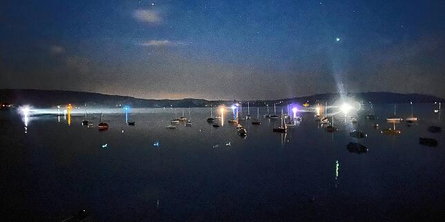 Auf dem Gnadensee zwischen Reichenau und Allensbach suchten Polizei und Rettungskräfte in der Nacht zum 8. August nach einer Frau.