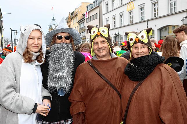 Bild 18: Schmotziger Dunschtig 2024: Auf und vor der Marktstätten-Bühne gibt es kein Halten mehr