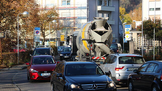 Auf der Gottmadinger Hauptstraße herrscht zeitweise dichter Verkehr, auch viele Schwerlaster zwängen sich durch die Ortsdurchfahrt.