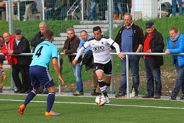 Führungsspieler: Erdal Kizilay (hier in einem Spiel gegen den SV Jestetten) soll beim FC Tiengen 08 beim Umbruch helfen und die jungen ...