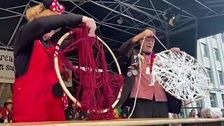 Ute Seifried und Bernd Häusler bei närrischer Aufgabe