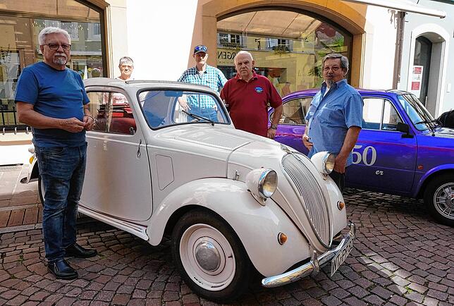 Anno dazumal: Mitglieder der Oldtimerfreunde Hochrhein vor dem ältesten Modell in der Tiengener Fußgängerzone, einem Fiat Topolino ...