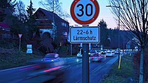 Verkehrsteilnehmer müssen auf der Bundesstraße 33 in der Ortsdurchfahrt von St. Georgen nachts den Fuß vom Gas nehmen. Das Bild entstand ...