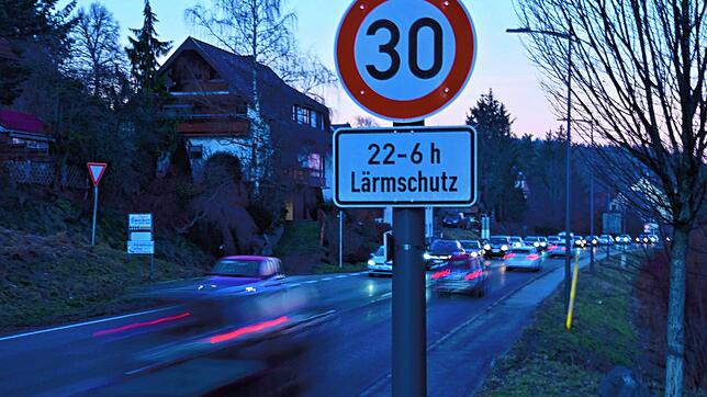 Verkehrsteilnehmer müssen auf der Bundesstraße 33 in der Ortsdurchfahrt von St. Georgen nachts den Fuß vom Gas nehmen. Das Bild entstand ...