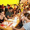 Während Stunden volles Haus: 40 Helfer nahmen im Pfarrsaal die Regisitrierung vor. Bild: Peter Schütz