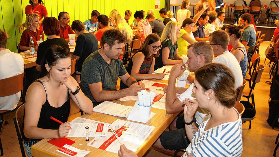 Während Stunden volles Haus: 40 Helfer nahmen im Pfarrsaal die Regisitrierung vor. Bild: Peter Schütz