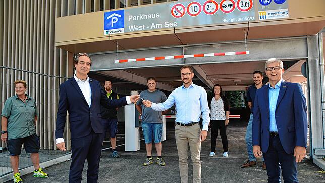 Bauamtsleiter Martin Bleicher (links) bekommt den Schlüssel für das Parkhaus von Alexander Schöpf, Projektleiter des Generalunternehmers ...