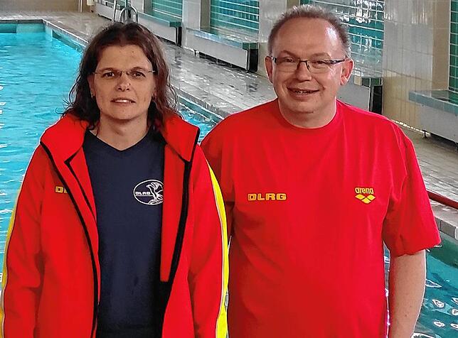 Manja und Johannes Guhl in ihrem Element: im Lehrschwimmbad der Schwenninger Friedenschule. Manja Guhl ist bei der DLRG als Trainerin, ...