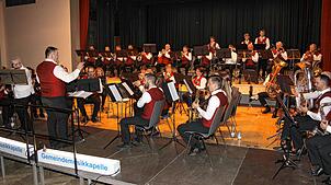 Die Gemeindemusikkapelle Immendingen spielt bei ihrem Herbstkonzert unter Leitung von Antal Fenyvesi das brasilianische Tanzlied ...