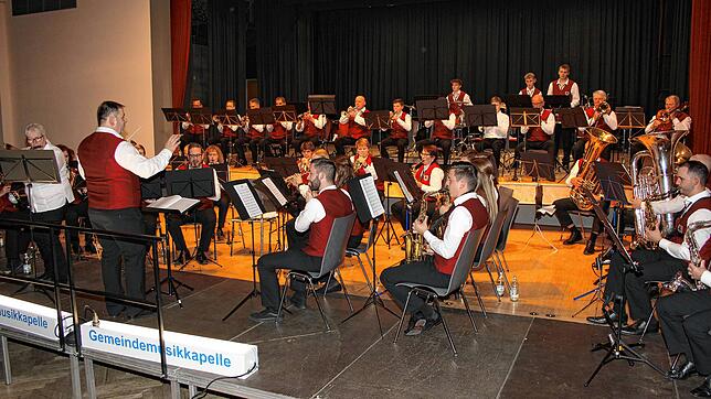 Die Gemeindemusikkapelle Immendingen spielt bei ihrem Herbstkonzert unter Leitung von Antal Fenyvesi das brasilianische Tanzlied ...