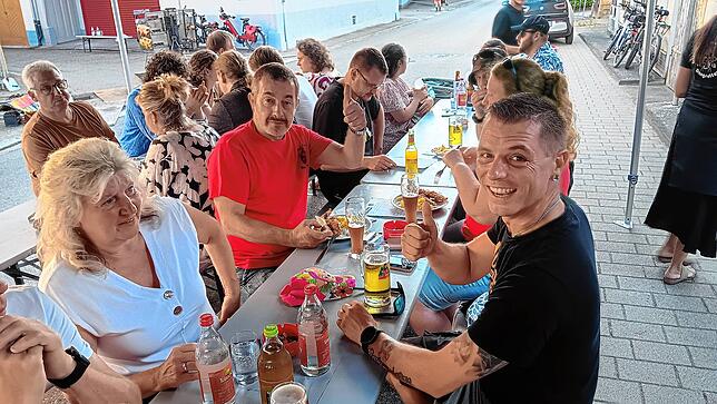 Die zahlreichen Gäste beim Dorffest genießen die Geselligkeit und das kulinarische Angebot.