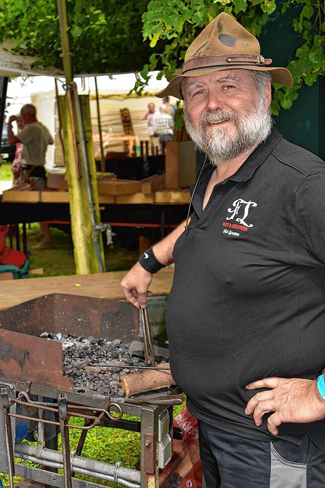 Bild 22: Ausgelassene Stimmung in Eigeltingen: Die 25. Internationale Bogen- und Messermachermesse in der Lochmühle