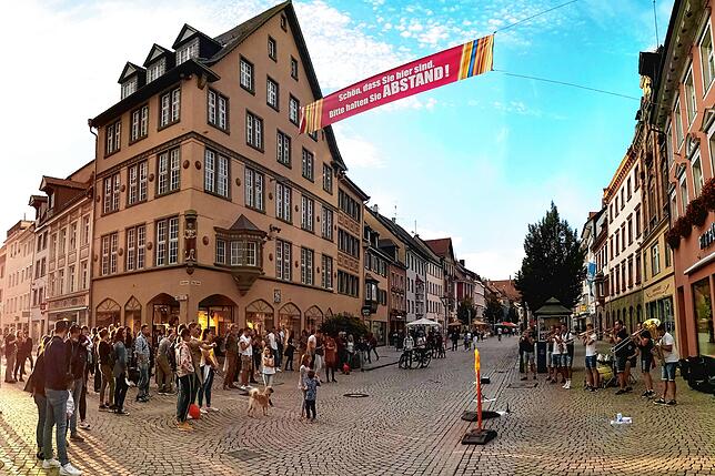 Am Marktplatz zieht die Brass Band „Brotäne Herdepfl“ am Langen Dunnschtig in der Villinger Innenstadt die Zuhörer in ihren ...