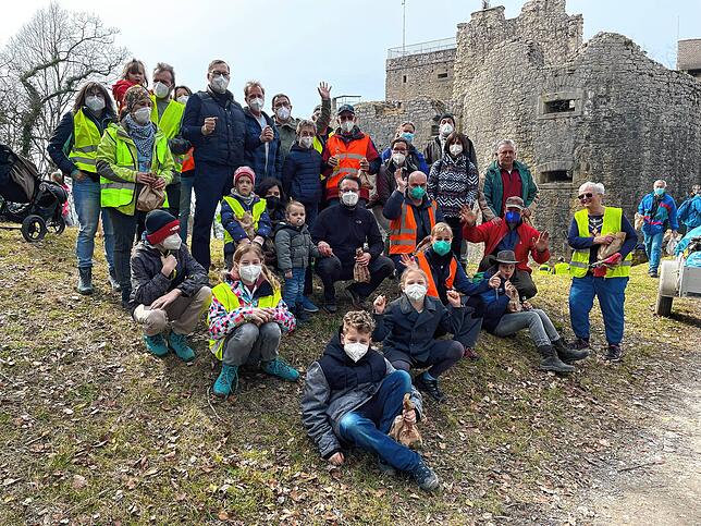 Die Gruppe aus Lauchringen nach einer erfolgreichen Sammelaktion auf der Küssaburg.