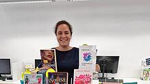 Mitarbeiterin Patricia Greitmann präsentiert das neue Bücherregal mit Empfehlungen, die aktuell bei jungen Erwachsenen im Trend liegen. ...