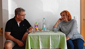 Jürgen Thurner von der Obdachlosenhilfe besucht Jasminka M. in ihrer Wohnung. Die gebürtige Bosnierin ist glücklich, dass sie nach 30 ...