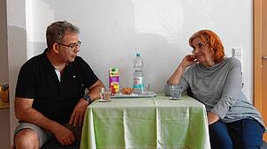 Jürgen Thurner von der Obdachlosenhilfe besucht Jasminka M. in ihrer Wohnung. Die gebürtige Bosnierin ist glücklich, dass sie nach 30 ...