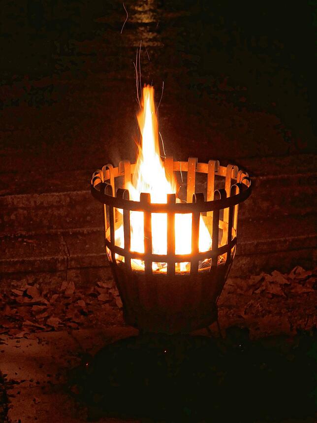Mit der Entzündung des Osterfeuers begann die Feier der Osternacht im Schlosspark.