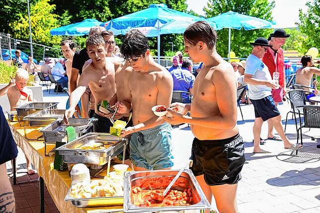 Freibad macht auch hungrig. Zur Eröffnung serviert Kioskbetreiber Klaus Vögtle seine Freibadspezialitäten wie Currywurst und ...