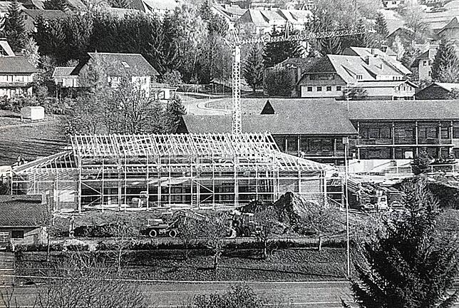 1993: Mit dem Bau der Rotmooshalle (im Bild vorne) wurde 1993 begonnen.