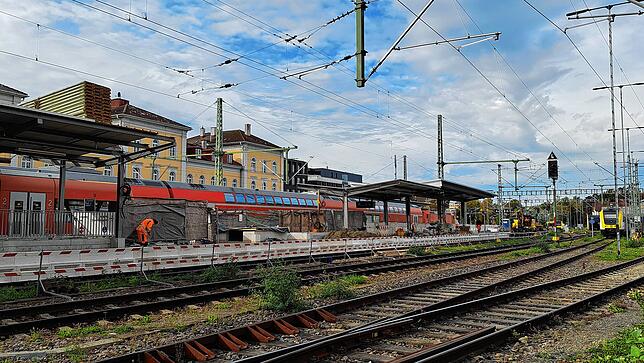 Bahnhof oder Großbaustelle? Beim Blick hinter das Bahnhofsgebäude wird das Ausmaß der Bauarbeiten erst im vollen Umfang deutlich.